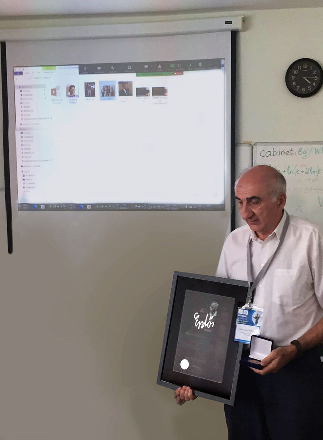 Nairi Sedrakyan receiving the Paul Erdős Award 2022